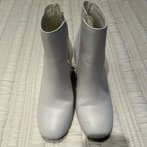 WHITE HEELED BOOTS, WORN ONCE, SIZE 7, GOOD CONDITION